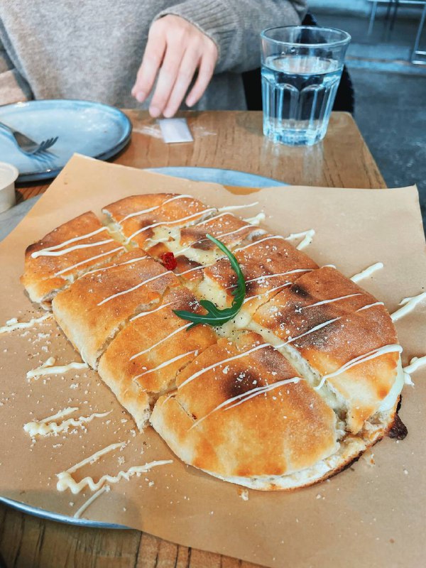 #Life #Food今天是一个要上班的周日，但还是奉上周更的觅食主题⭐️ 18 号酒馆 ⭐️📍 杭州 · 天目山路398号天目里园区9号楼1层💰 人均：¥134坐落在天目里的 18 号酒馆是常年霸占大众点评杭州西餐热门榜榜首的一家网红店铺