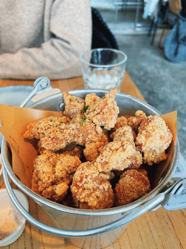 #Life #Food今天是一个要上班的周日，但还是奉上周更的觅食主题⭐️ 18 号酒馆 ⭐️📍 杭州 · 天目山路398号天目里园区9号楼1层💰 人均：¥134坐落在天目里的 18 号酒馆是常年霸占大众点评杭州西餐热门榜榜首的一家网红店铺