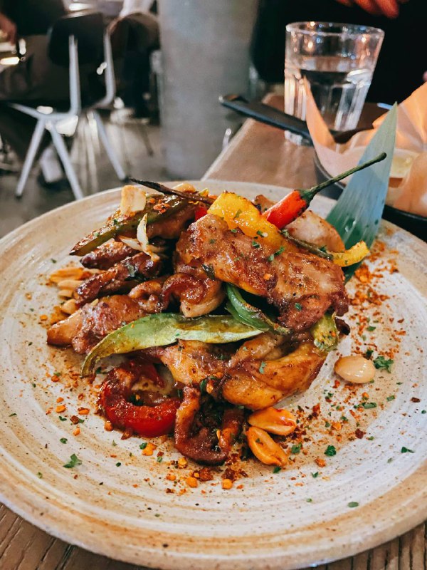 #Life #Food今天是一个要上班的周日，但还是奉上周更的觅食主题⭐️ 18 号酒馆 ⭐️📍 杭州 · 天目山路398号天目里园区9号楼1层💰 人均：¥134坐落在天目里的 18 号酒馆是常年霸占大众点评杭州西餐热门榜榜首的一家网红店铺