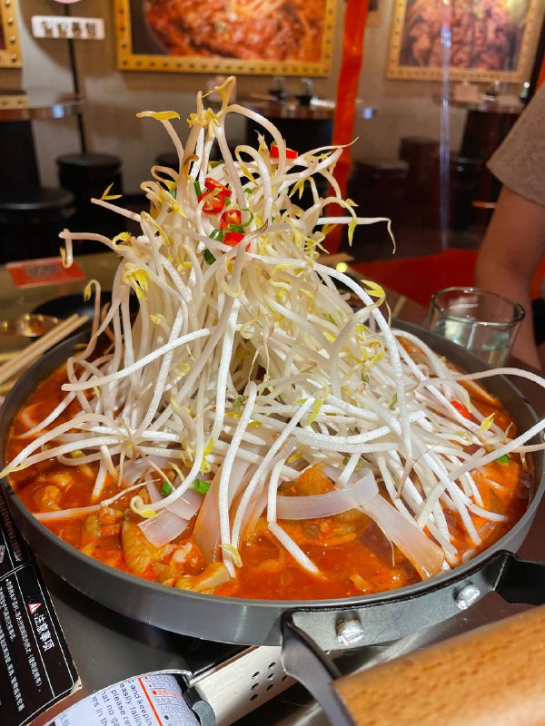 #Life #Food⭐️ 小李布车·韩式大排档 ⭐️📍 杭州 · 杭行路万达金街西入口4幢118号💰 人均：¥105万达金街一期东侧的第一家店，这家店原来是无限量大骨，就是在潘老板旁边