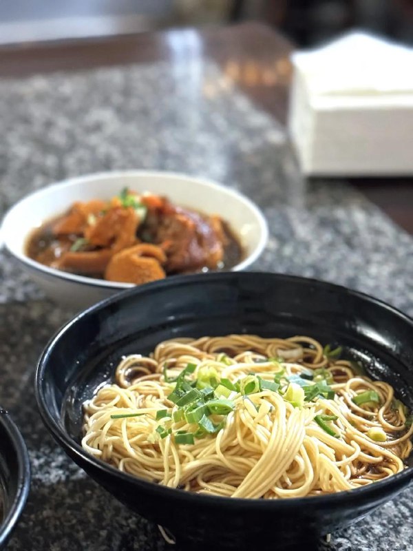 #Life #Food🍜 杭嘉湖地区的红烧羊肉面🚗 最近经常往返于德清和杭州之间，自然吃不到不少德清美食