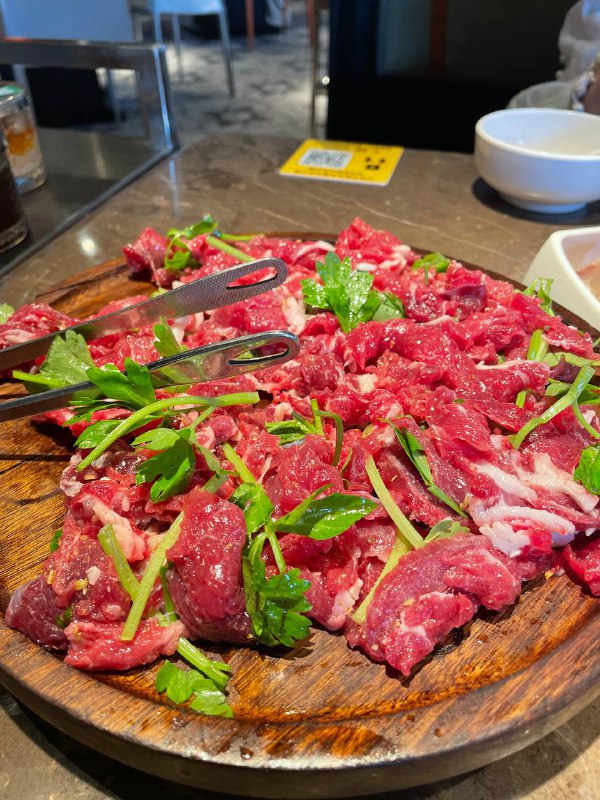 #Life #Food大家假期愉快！继续周日觅食！⭐️ 余阿福凉都黄牛肉火锅 ⭐️📍 杭州 · 文一路272号宋江村综合楼2楼202室（靠近大象城）💰 人均：¥98提到凉都牛肉火锅，我能想到三家，老余杭的凉都、树林，以及余阿福