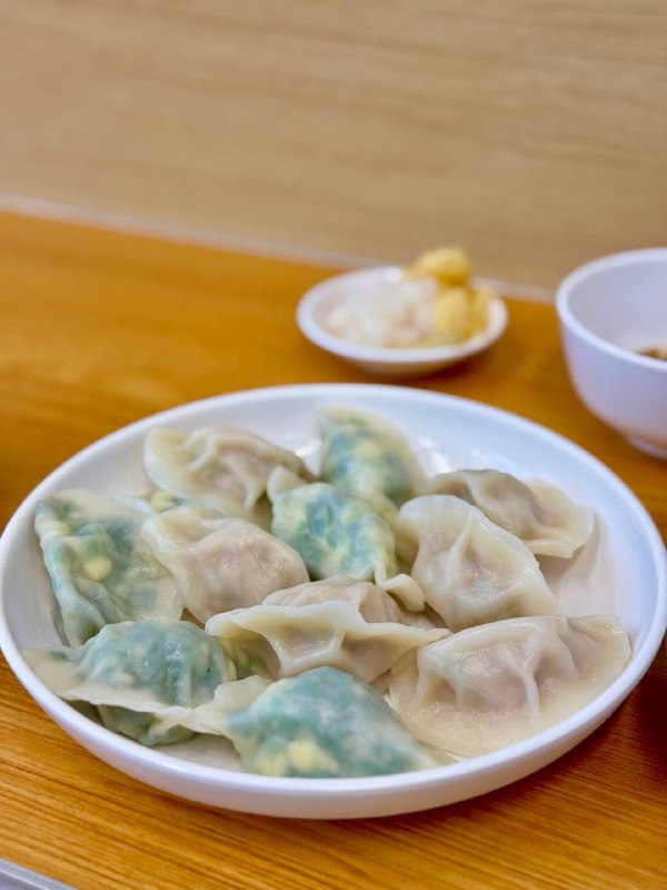 #Life #Food🎉 各位朋友好，节后复更来咯，准备从最拿手的觅食系列开始（其实因为没更这段时间也挖掘了不少在杭州算是能拿得出手的馆子）🥟 烹小齐手工水饺餐厅📍 杭州· 拱墅 · 善贤地铁站美食街C09铺（邻近B2地铁口）💰 人均：¥20-30熟悉我的朋友可能都知道，我是山东人，喜欢吃饺子，更喜欢在杭州找寻好吃的饺子（然而真的少之又少）