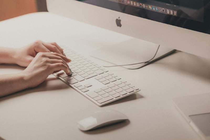 #Life #Article #Chrome⌨️ 「光标迷之移动」的从排查到解决🦠 症状最近经常会遇到一个很迷的情况，具体的问题是当我使用 macOS 打开浏览器，在一些需要输入文字的文本框输入时，光标总会自动跳到文本框首字处