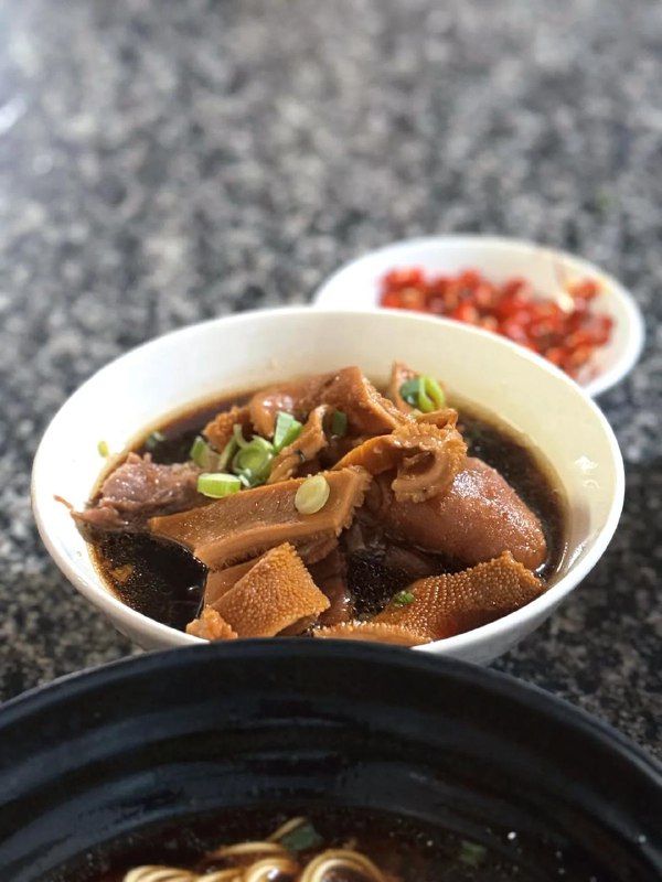 #Life #Food🍜 杭嘉湖地区的红烧羊肉面🚗 最近经常往返于德清和杭州之间，自然吃不到不少德清美食