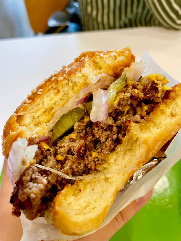 #Life #Food⭐️ Three Fingers ⭐️📍  杭州·塘苗路2号💰 人均：¥50🍔 作为一个汉堡控，一定不能错过最近大火的这家小店