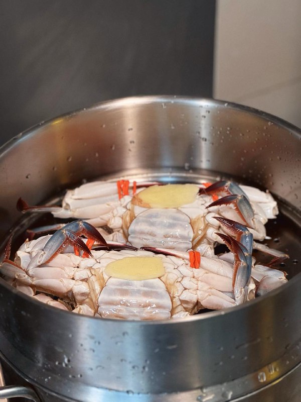 #Life #Food🦀 在家吃顿海鲜📦 上周老妈打电话过来说，五一青岛就要封海了，趁封海之前买点海鲜给我寄过来