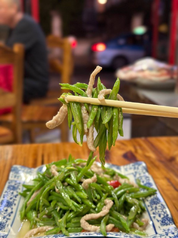 #Life #Food 🍗 朋友们，吃饭了么？好久没更觅食系列，今天紧急更一期！不能忘记我频道的初衷对不对！🥢 最近我致力于吃苍蝇小馆子，每天走街串巷找苍蝇馆子，一人食点两个菜，所以这期就把最近吃到过三家非常不错的小馆子做个合集，希望这个系列可以长存