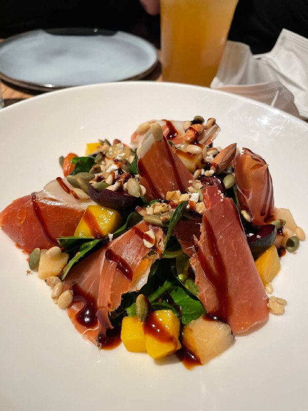 #Life #Food今天是一个要上班的周日，但还是奉上周更的觅食主题⭐️ 18 号酒馆 ⭐️📍 杭州 · 天目山路398号天目里园区9号楼1层💰 人均：¥134坐落在天目里的 18 号酒馆是常年霸占大众点评杭州西餐热门榜榜首的一家网红店铺