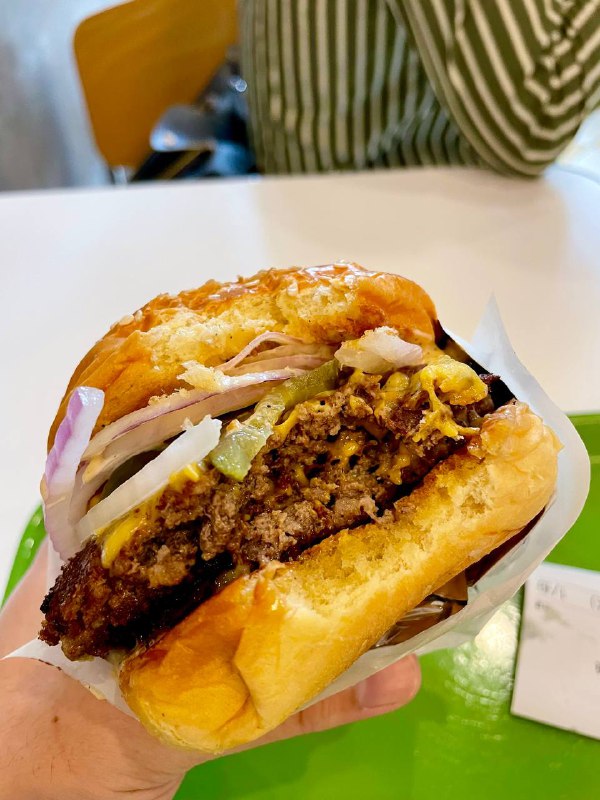 #Life #Food⭐️ Three Fingers ⭐️📍  杭州·塘苗路2号💰 人均：¥50🍔 作为一个汉堡控，一定不能错过最近大火的这家小店