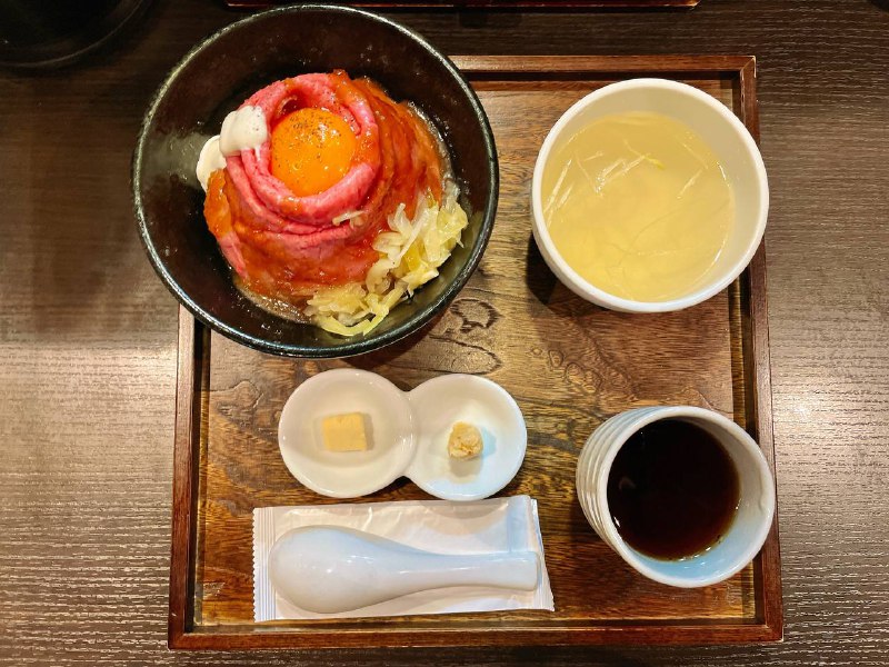 #Food #Life📩 接读者来稿，他向我们分享了东京大野ローストビーフ的美食和见闻🍚 大野ローストビーフ 烤和牛饭今天为大家介绍的是位于东京都原宿的大野ローストビーフ餐馆