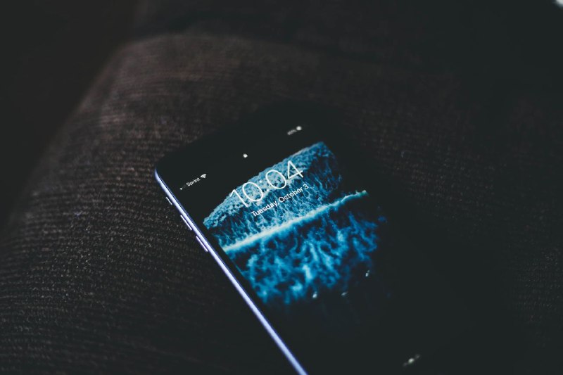 #App #iOS🤖 巧用 iOS 14.3 捷径，为你的 iPhone 自定义壁纸由于 iOS 14.3 引入了可以通过快捷指令实现一键更换壁纸的特性，顿时也让用户对于换壁纸这件事有了新的认知，今天介绍两个可以搭配快捷指令换壁纸的 App