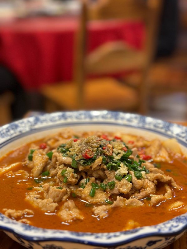 #Life #Food 🍗 朋友们，吃饭了么？好久没更觅食系列，今天紧急更一期！不能忘记我频道的初衷对不对！🥢 最近我致力于吃苍蝇小馆子，每天走街串巷找苍蝇馆子，一人食点两个菜，所以这期就把最近吃到过三家非常不错的小馆子做个合集，希望这个系列可以长存