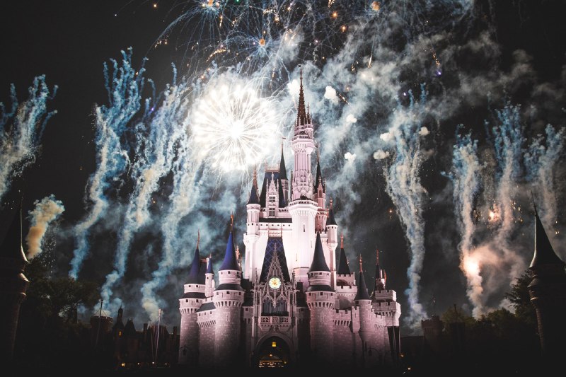 #Video #Disney🎡 想去迪士尼乐园玩吗？在这大热天儿里，光是想象那人山人海的景象，就让你望而却步了吧，何不吹着空调来一次包场巡游呢！🎬：带你云游复刻版「上海迪士尼」包园畅玩！🔥 这个神级视频经历了 3 个多月的制作，完美复刻了复上海迪士尼乐园