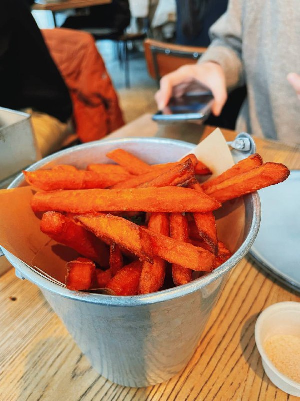 #Life #Food今天是一个要上班的周日，但还是奉上周更的觅食主题⭐️ 18 号酒馆 ⭐️📍 杭州 · 天目山路398号天目里园区9号楼1层💰 人均：¥134坐落在天目里的 18 号酒馆是常年霸占大众点评杭州西餐热门榜榜首的一家网红店铺