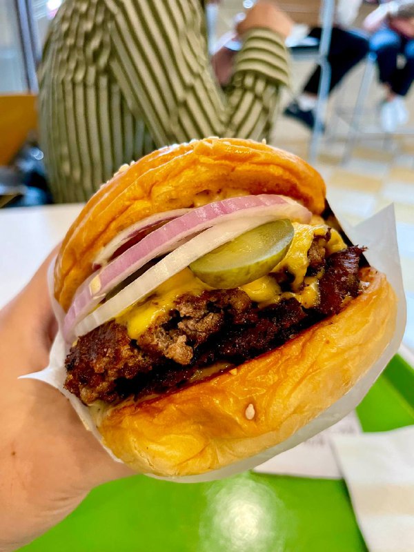 #Life #Food⭐️ Three Fingers ⭐️📍  杭州·塘苗路2号💰 人均：¥50🍔 作为一个汉堡控，一定不能错过最近大火的这家小店