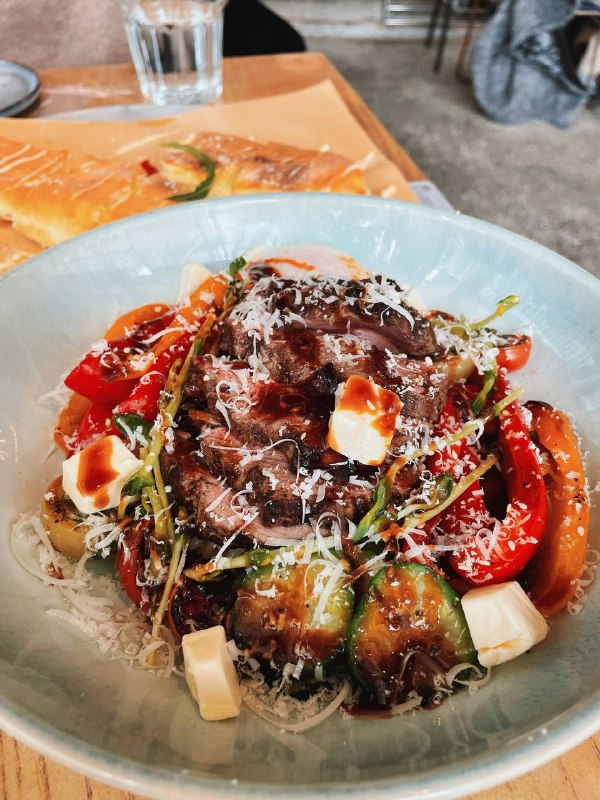 #Life #Food今天是一个要上班的周日，但还是奉上周更的觅食主题⭐️ 18 号酒馆 ⭐️📍 杭州 · 天目山路398号天目里园区9号楼1层💰 人均：¥134坐落在天目里的 18 号酒馆是常年霸占大众点评杭州西餐热门榜榜首的一家网红店铺