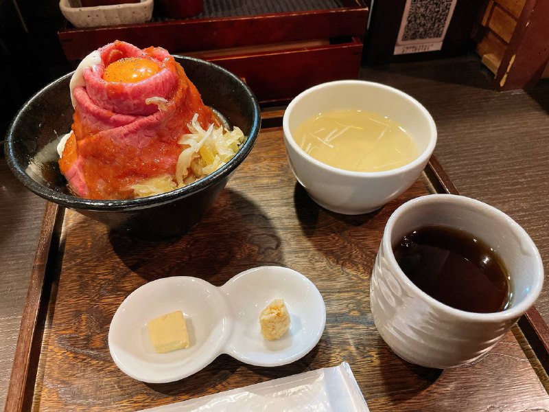 #Food #Life📩 接读者来稿，他向我们分享了东京大野ローストビーフ的美食和见闻🍚 大野ローストビーフ 烤和牛饭今天为大家介绍的是位于东京都原宿的大野ローストビーフ餐馆