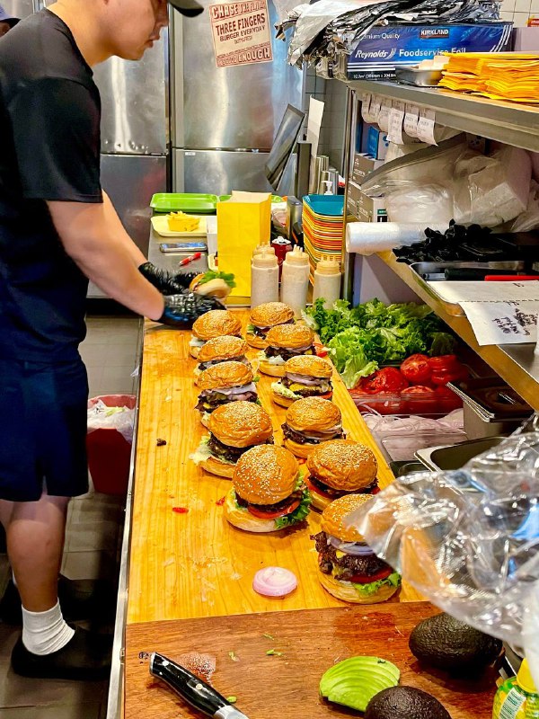 #Life #Food⭐️ Three Fingers ⭐️📍  杭州·塘苗路2号💰 人均：¥50🍔 作为一个汉堡控，一定不能错过最近大火的这家小店