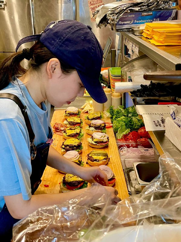 #Life #Food⭐️ Three Fingers ⭐️📍  杭州·塘苗路2号💰 人均：¥50🍔 作为一个汉堡控，一定不能错过最近大火的这家小店