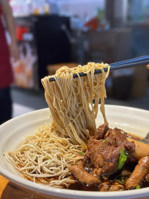 #Life #Food🍜 杭嘉湖地区的红烧羊肉面🚗 最近经常往返于德清和杭州之间，自然吃不到不少德清美食