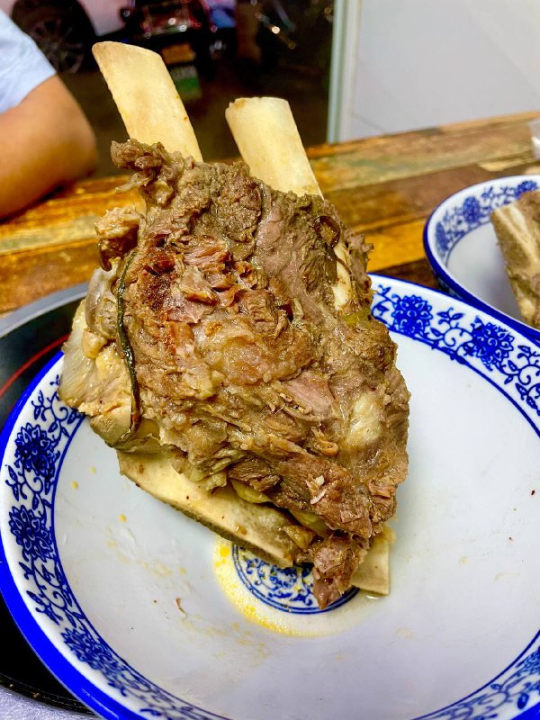 #Life #Food🍜 周末苏州行 · 小吃推荐⭐️ 正宗插花牛肉汤馆（学士街店） ⭐️📍 苏州 · 学士街 360 号听朋友讲苏州的插花牛肉汤很有特色，周五晚上自驾到达酒店之后就出来寻着吃了