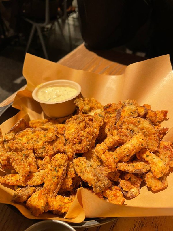 #Life #Food今天是一个要上班的周日，但还是奉上周更的觅食主题⭐️ 18 号酒馆 ⭐️📍 杭州 · 天目山路398号天目里园区9号楼1层💰 人均：¥134坐落在天目里的 18 号酒馆是常年霸占大众点评杭州西餐热门榜榜首的一家网红店铺