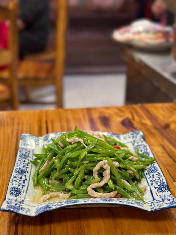 #Life #Food 🍗 朋友们，吃饭了么？好久没更觅食系列，今天紧急更一期！不能忘记我频道的初衷对不对！🥢 最近我致力于吃苍蝇小馆子，每天走街串巷找苍蝇馆子，一人食点两个菜，所以这期就把最近吃到过三家非常不错的小馆子做个合集，希望这个系列可以长存