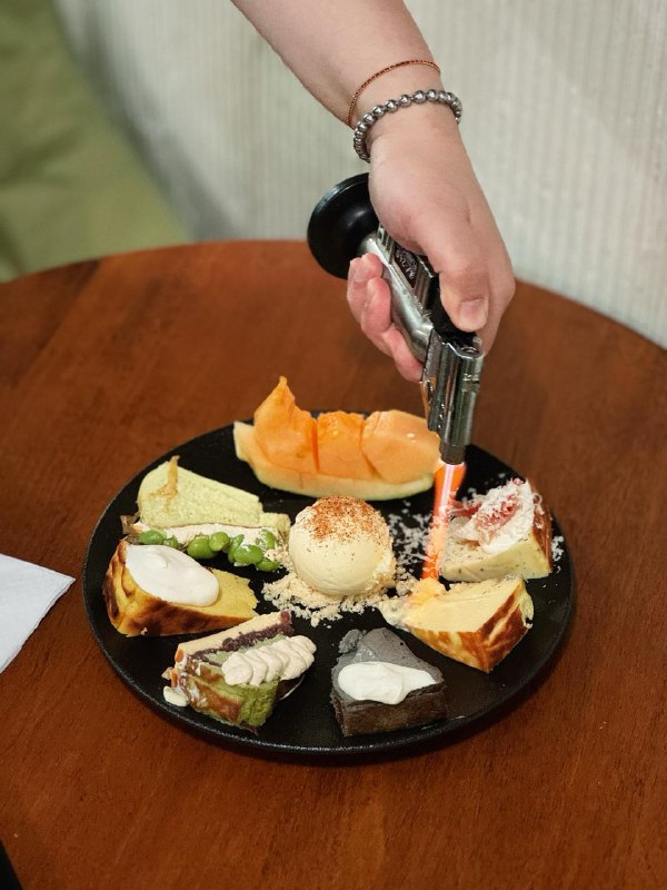 #Life #Food🧀 AUFAUF(上尚庭店) 🧀📍 杭州·拱墅区· 塘萍路171号（近期商家要搬家，但也会在附近）💴 人均：¥54今天推荐的 AUFAUF 有供应葡萄酒和各类康普茶，同时它也是一家供应咖啡的甜品店