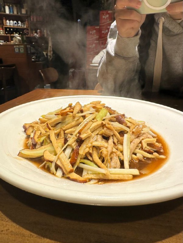 #Life #Food⭐️ 醉也小馆 ⭐️📍 杭州· 月亮路60号（近大悦城）💰 人均：¥160开在月亮路这条小街里的一家小店，停车方便，当然逛大悦城的话也可以把车停在大悦城里，走过来的话五六分钟就行