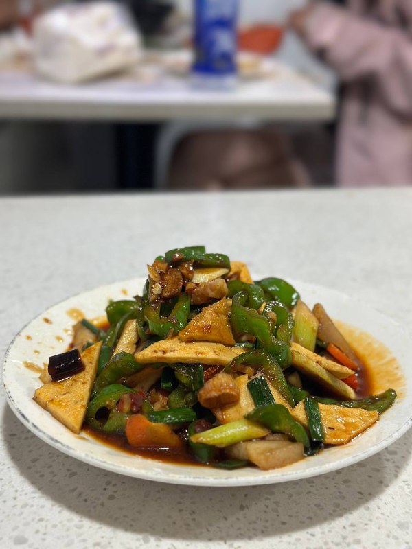 #Life #Food 🍗 朋友们，吃饭了么？好久没更觅食系列，今天紧急更一期！不能忘记我频道的初衷对不对！🥢 最近我致力于吃苍蝇小馆子，每天走街串巷找苍蝇馆子，一人食点两个菜，所以这期就把最近吃到过三家非常不错的小馆子做个合集，希望这个系列可以长存