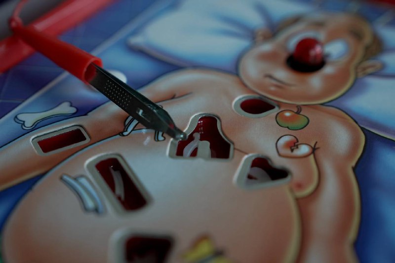 #Web #Game #AI👨‍⚕️ 网页小游戏 —— 猜猜我有什么病🔍 今天介绍一个比较有趣的项目，以角色扮演的方式进行 AI 问答对话，用户扮演一个医生，针对不同的病人进行询问和病情确诊