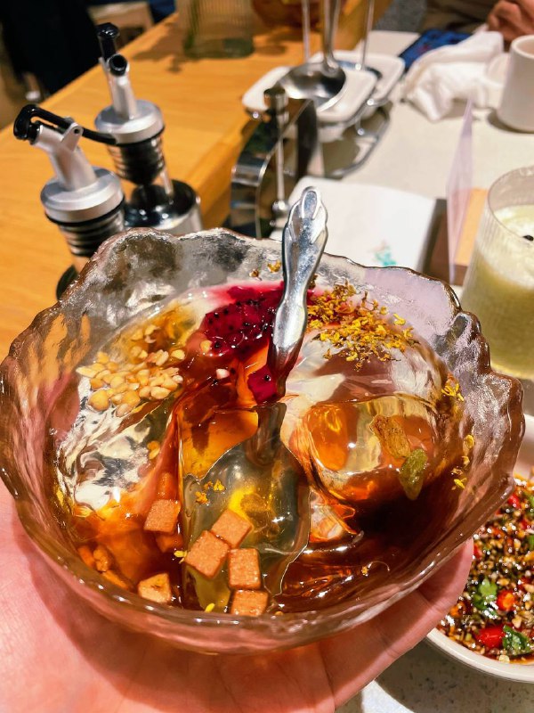 #Life #Food⭐️ 寻XUN·森系火锅(武林路店) ⭐️📍 杭州 · 教场路与开化路交叉口东40米（望湖宾馆旁边）💰 人均：¥150其实本来想去吃最近很火的珮姐火锅，但是手机上一看晚上 800 多桌排队还是劝退了，索性也在景区附近找一家口碑还不错的重庆辣锅吃吧