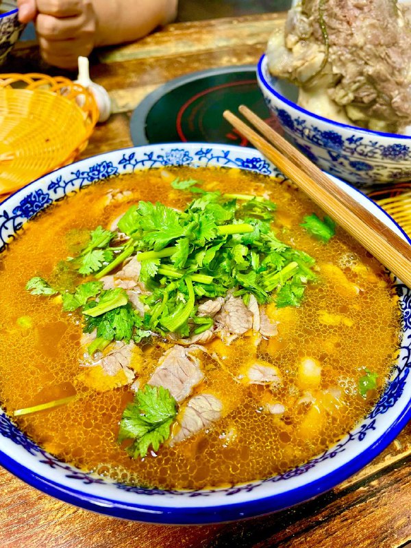 #Life #Food🍜 周末苏州行 · 小吃推荐⭐️ 正宗插花牛肉汤馆（学士街店） ⭐️📍 苏州 · 学士街 360 号听朋友讲苏州的插花牛肉汤很有特色，周五晚上自驾到达酒店之后就出来寻着吃了