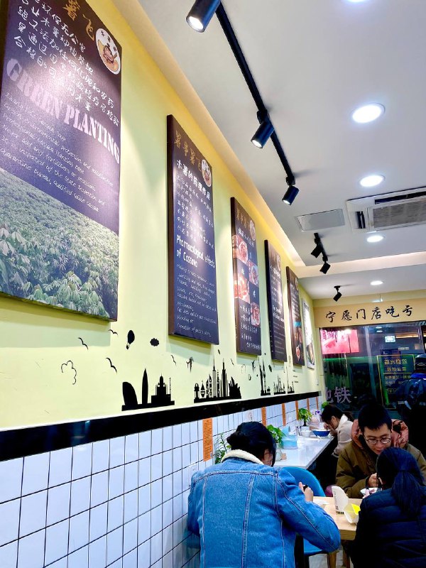 #Food #Life🦉 最近这两年螺蛳粉真的很火爆，从 李子柒的视频 开始，一直到现在各种柳州厂商带有地理绿标认证的预包装螺蛳粉，可谓是琳琅满目