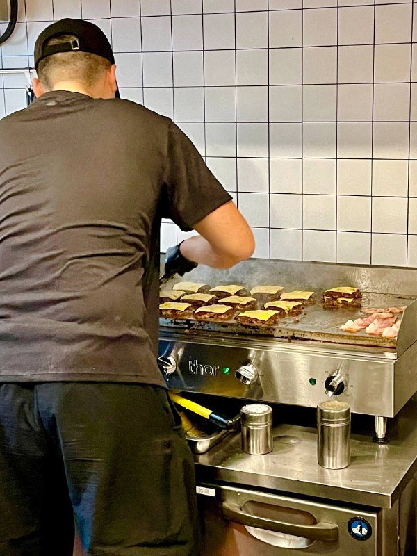 #Life #Food⭐️ Three Fingers ⭐️📍  杭州·塘苗路2号💰 人均：¥50🍔 作为一个汉堡控，一定不能错过最近大火的这家小店