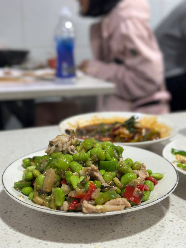 #Life #Food 🍗 朋友们，吃饭了么？好久没更觅食系列，今天紧急更一期！不能忘记我频道的初衷对不对！🥢 最近我致力于吃苍蝇小馆子，每天走街串巷找苍蝇馆子，一人食点两个菜，所以这期就把最近吃到过三家非常不错的小馆子做个合集，希望这个系列可以长存