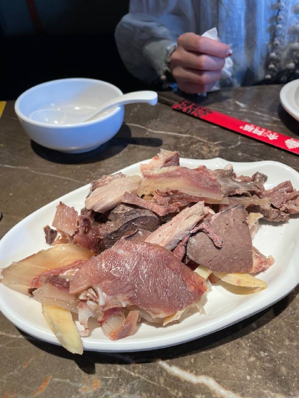 #Life #Food大家假期愉快！继续周日觅食！⭐️ 余阿福凉都黄牛肉火锅 ⭐️📍 杭州 · 文一路272号宋江村综合楼2楼202室（靠近大象城）💰 人均：¥98提到凉都牛肉火锅，我能想到三家，老余杭的凉都、树林，以及余阿福