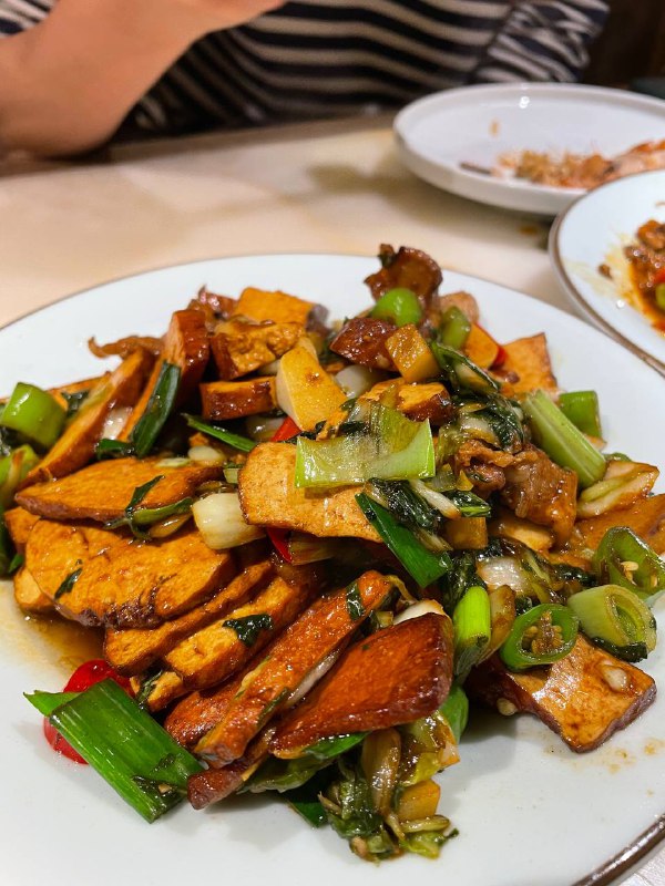 #Life #Food⭐️ 喜园妈妈菜（华夏之心店） ⭐️📍 杭州 · 景兴路与联创街交叉口华夏之心商场3楼301-304💰 人均：¥88喜园妈妈菜是一家衢州菜馆，在杭州有四家分店，价格适中味道不错