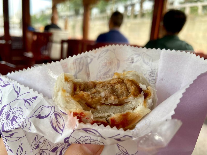 #Life #Food🍜 周末苏州行 · 小吃推荐⭐️ 正宗插花牛肉汤馆（学士街店） ⭐️📍 苏州 · 学士街 360 号听朋友讲苏州的插花牛肉汤很有特色，周五晚上自驾到达酒店之后就出来寻着吃了