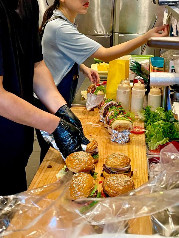 #Life #Food⭐️ Three Fingers ⭐️📍  杭州·塘苗路2号💰 人均：¥50🍔 作为一个汉堡控，一定不能错过最近大火的这家小店